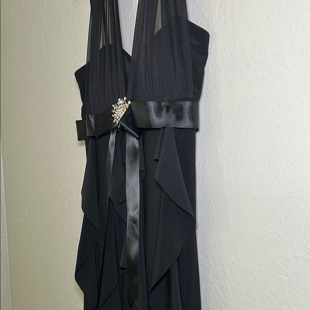 Elegant Black Halter Backless Gown - Picture 4 of 7